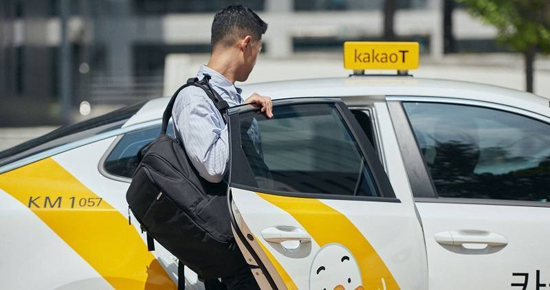 ▲ 카카오모빌리티는 지난 4월 '택시 배차 알고리즘'을 공개했다. 택시업계와 정부 제재에 기업 기밀을 공개한 셈이다. 사진은 카카오모빌리티의 가맹 택시에 승객이 승차하는 모습.(사진=카카오모빌리티)