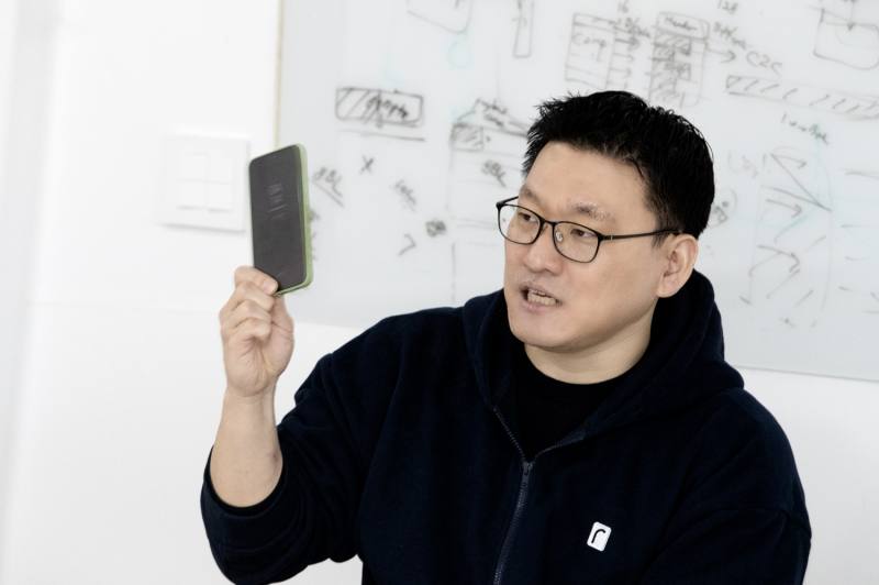 ▲ 박 대표가 자신의 스마트폰을 들고 AI 풀스택의 가치를 설명하고 있다.(사진=KT)