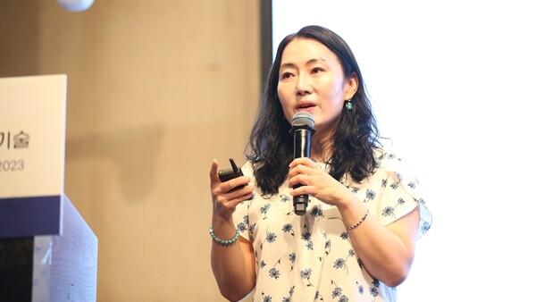 Yoonkyung Kim, CEO do Fandom Funnel, explica a importância da marca pessoal no site CMTS 2023. (Foto = Blotter)