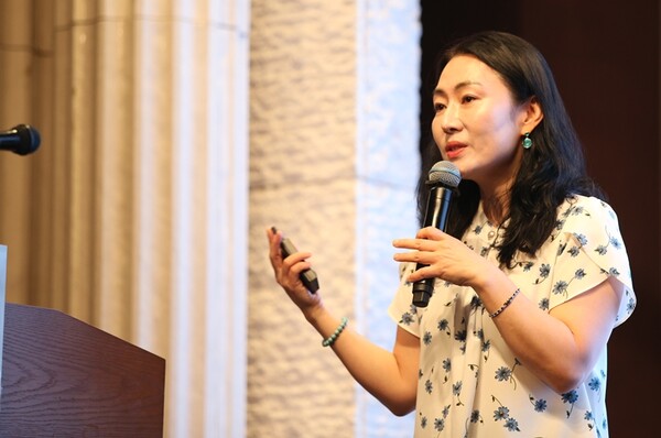 Yunkyung Kim, CEO do Fandom Funnel, demonstra a marca pessoal usando o ChatGPT no site do CMTS 2023. (foto = blotter)