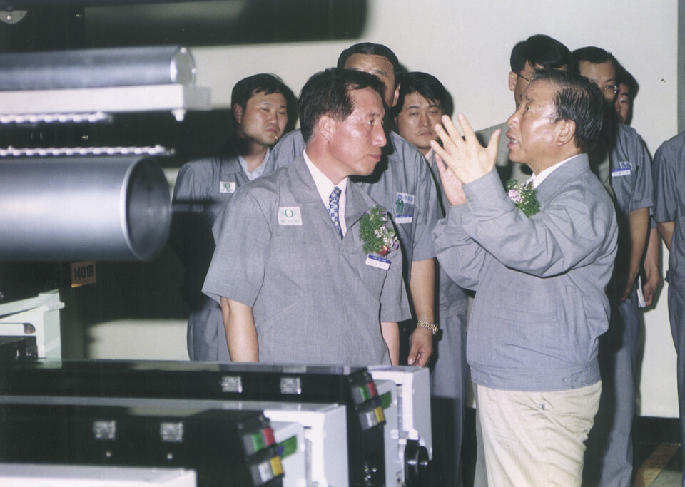 조석래 효성그룹 명예회장이 1996년 효성중공업 스판덱스 공장 준공식에서 직원들과 대화를 나누고 있다. (사진=효성)