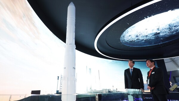 김동관 한화그룹 부회장이 지난해 10월 열린 '서울 국제항공우주 및 방위산업 전시회(ADEX) 2023'에서 우주발사체 모형을 살펴보고 있다. 김 부회장은 이 자리에서 자체기술 확보와 독자적인 밸류체인 구축, 글로벌 인재 확보에 대한 의지를 밝혔다. /사진 제공=한화에어로스페이스