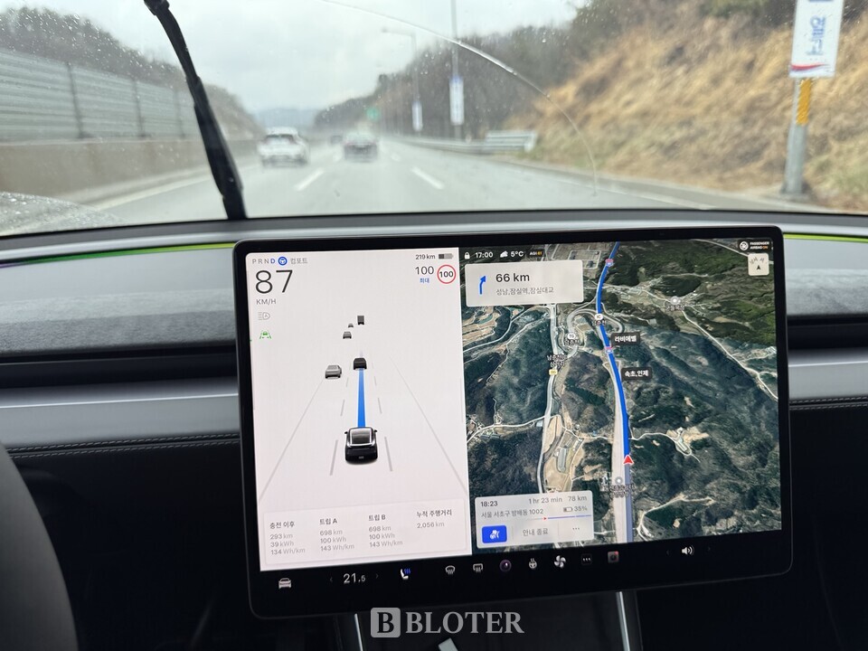 주행보조 사양인 '내비게이트 온 오토파일럿'이 작동되고 있는 테슬라 신형 모델Y /사진=조재환 기자