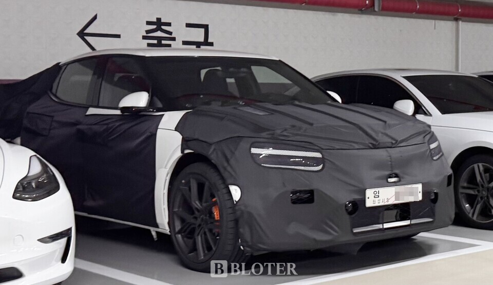 위장막으로 감춰진 제네시스 GV60 마그마 양산형/사진=조재환 기자