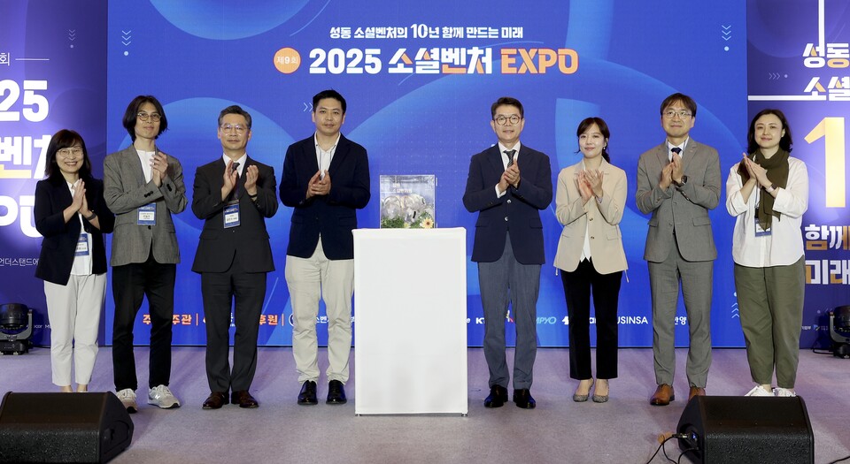 삼표그룹이 지난 17일 성수동 언더스탠드에비뉴에서 열린 ‘제9회 소셜벤처 혁신경영대회’에 참여해 소셜벤처 기업 2곳에 상표 동반혁신상을 수여한 가운데 유용재 삼표그룹 사회공헌단 상무(사진 오른쪽에서 2번째)와 정원오 성동구청장(오른쪽에서 4번째)이 관계자들과 기념촬영을 하고 있다. /사진 제공=삼표그룹