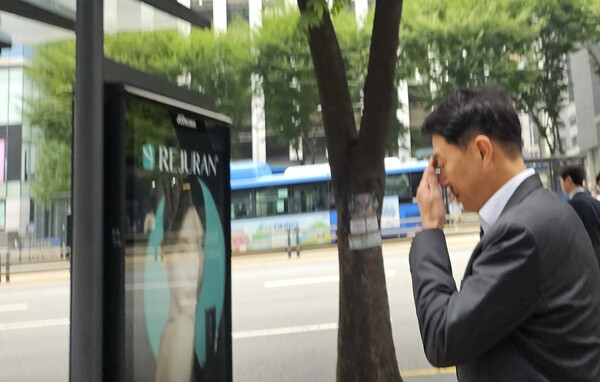 오경석 두나무 대표가 30일 서울 강남구 드림플러스에서 금감원 주최로 열린 가상자산 기업 CEO 간담회 직후 네이버파이낸셜과의 합병 논의에 대한 기자들의 질문에 대답하지 않은 채 걸어가고 있다. /사진=최이담 기자