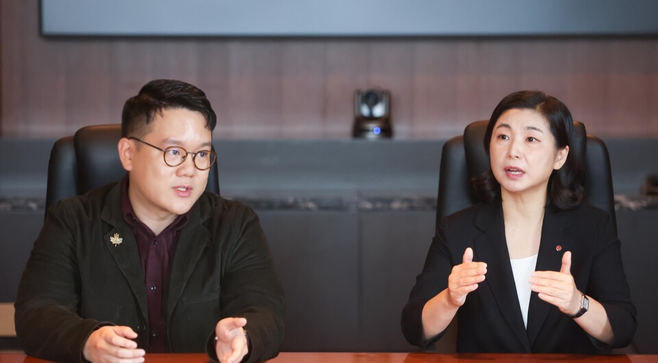 (왼쪽부터) 아이반 장 코히어 공동창업자와 임은영 LG CNS GenAI 사업담당이 30일 서울 영등포구 콘래드호텔에서 블로터와 인터뷰를 진행하고 있다. /사진=LG CNS 제공