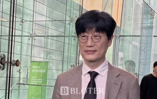 이해진 네이버 창업자가 올해 3월26일 경기 성남시 네이버 그린팩토리에서 개최된 제26기 정기 주총에서 사내이사로 선임됐다. 2017년 이사회를 떠난 지 7년 만의 경영 복귀다. 이 창업자가 이날 주총 직후 기자들의 질문에 답하고 있다. /사진=윤상은 기자