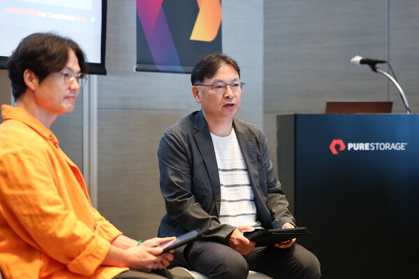 (왼쪽부터)김영석 퓨어스토리지 상무와 오재훈 람다256 기술연구소장이 30일 서울 송파구 시그니엘 호텔에서 열린 '퓨어스토리지 Pure//Accelerate 2025 Seoul 기자간담회'에서 람다256의 퓨어스토리지 '에버그린원' 도입 성과에 대해 대화를 나누고 있다. /사진=퓨어스토리지 제공