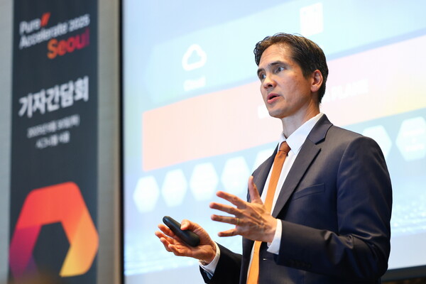 숀한센 퓨어스토리지 코어 플랫폼 사업부 총괄 겸 부사장이 30일 서울 송파구 시그니엘 호텔에서 열린 '퓨어스토리지 Pure//Accelerate 2025 Seoul 기자간담회'에서 발표하고 있다. /사진=퓨어스토리지 제공