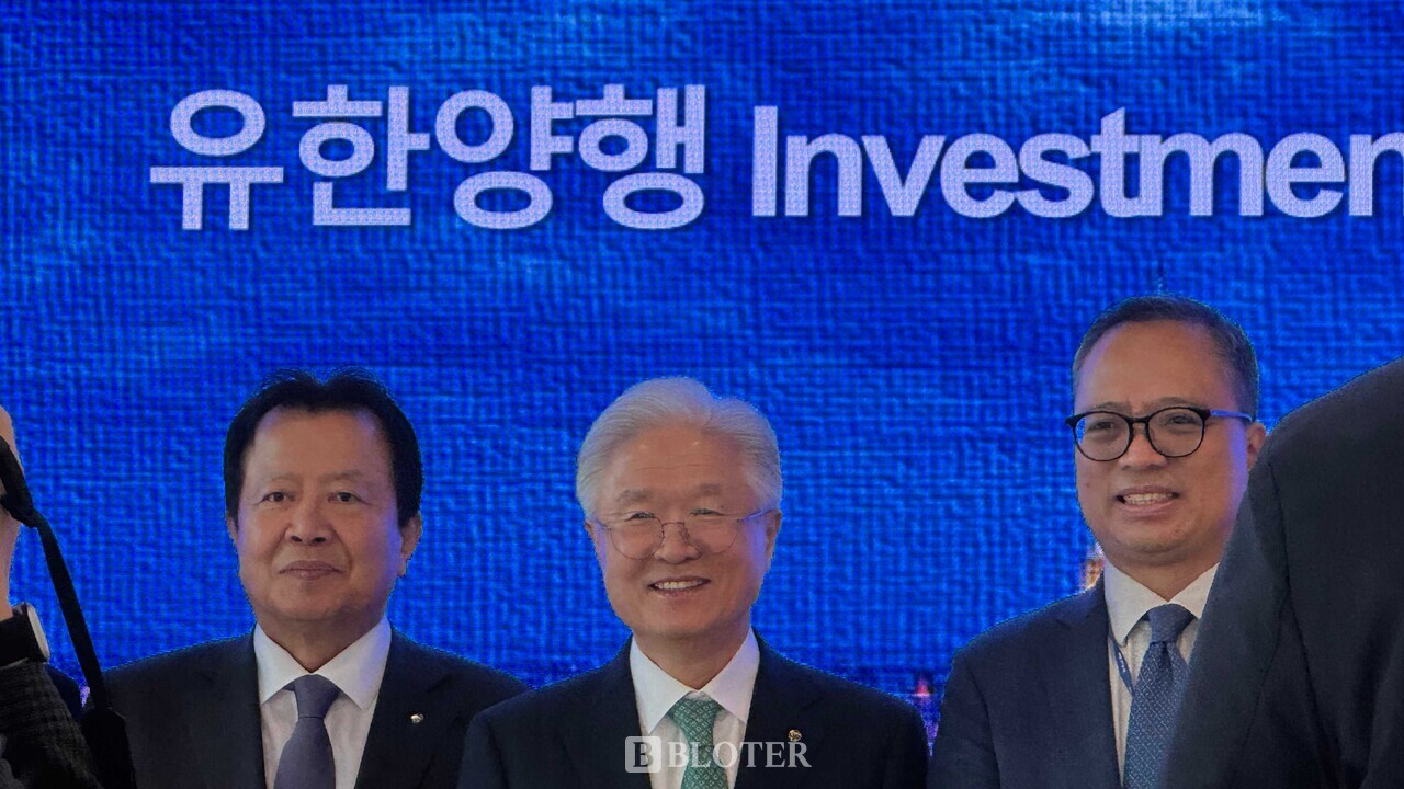 (왼쪽부터) 이병만 유한양행 경영관리본부장, 조욱제 유한양행 대표이사(사장), 뤄즈펑 유안타증권 대표이사(사장)가 9월30일 서울 여의도 유안타증권 본사에서 열린 유한양행 인베스트먼트데이 행사에서 기념촬영하고 있다. /사진=김나영 기자