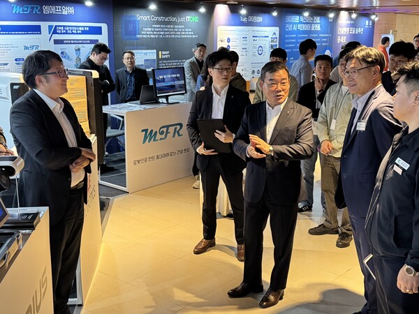 (왼쪽부터) 정대기 대우건설 기술연구원장, 김보현 대우건설 대표, 박명주 국토교통부 기술정책과장이 30일 2025 대우건설 스마트건설 포럼에서 전시공간을 둘러보고 있다./사진=김호연 기자