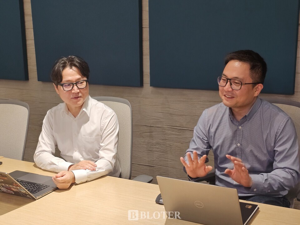 (왼쪽부터) 김범주 유니티 APAC애드보커시 리더와 민경준 유니티코리아 인더스트리사업본부장이 이달 1일 서울 강남구 유니티테크놀로지스코리아에서 블로터와 인터뷰를 진행하고 있다. /사진=강준혁 기자