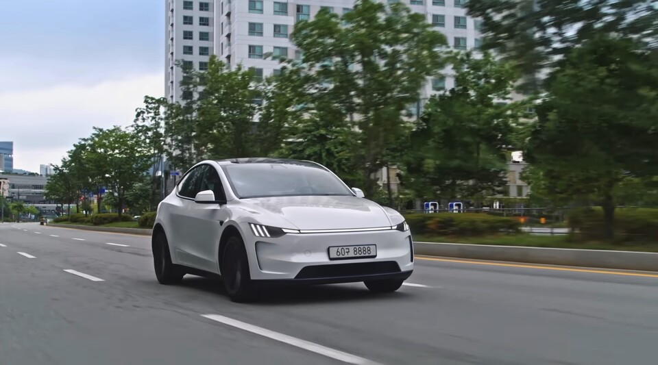 코바코가 9월 30일 최초 공개한 공익광고에 노출된 차량. 테슬라 모델Y 디자인 일부분을 변형한 흔적이 있다./사진=코바코 유튜브 캡처