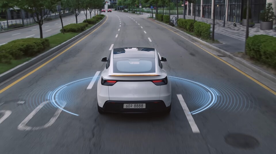 코바코 공익광고에 등장한 차량 뒷모습. 테슬라 모델Y 테일램프 일부분을 변형한 흔적이 보인다. 코바코 관계자는 "촬영 당시 테슬라 차량이 동원됐다"고 인정했다./사진=코바코 유튜브 캡처