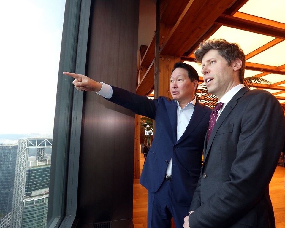 (왼쪽부터) 최태원 SK 회장과 샘 올트먼 오픈AI CEO가 이달 1일 서울 종로구 서린빌딩에서 창밖을 보며 환담하고 있다.  /사진 제공=SK