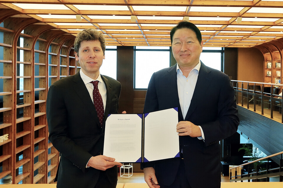 (오른쪽부터) 최태원 SK그룹 회장과 샘 올트먼 오픈AI CEO 등 양사 경영진이 1일 서울 종로구 서린빌딩에서 메모리 공급 의향서와 서남권 AI DC 협력에 대한 MOU를 체결했다. /사진 제공=SK
