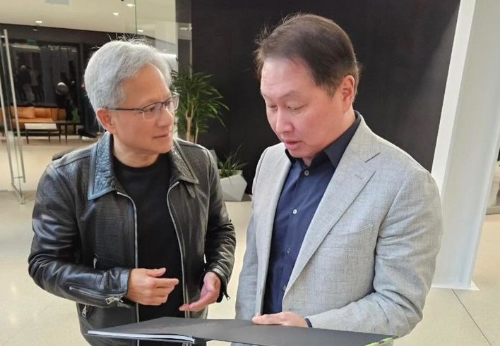 (오른쪽부터) 최태원 SK 회장이 올 8월 미국에서 젠슨 황 엔비디아 CEO와 만났다. /사진=최태원 회장 개인 인스타그램