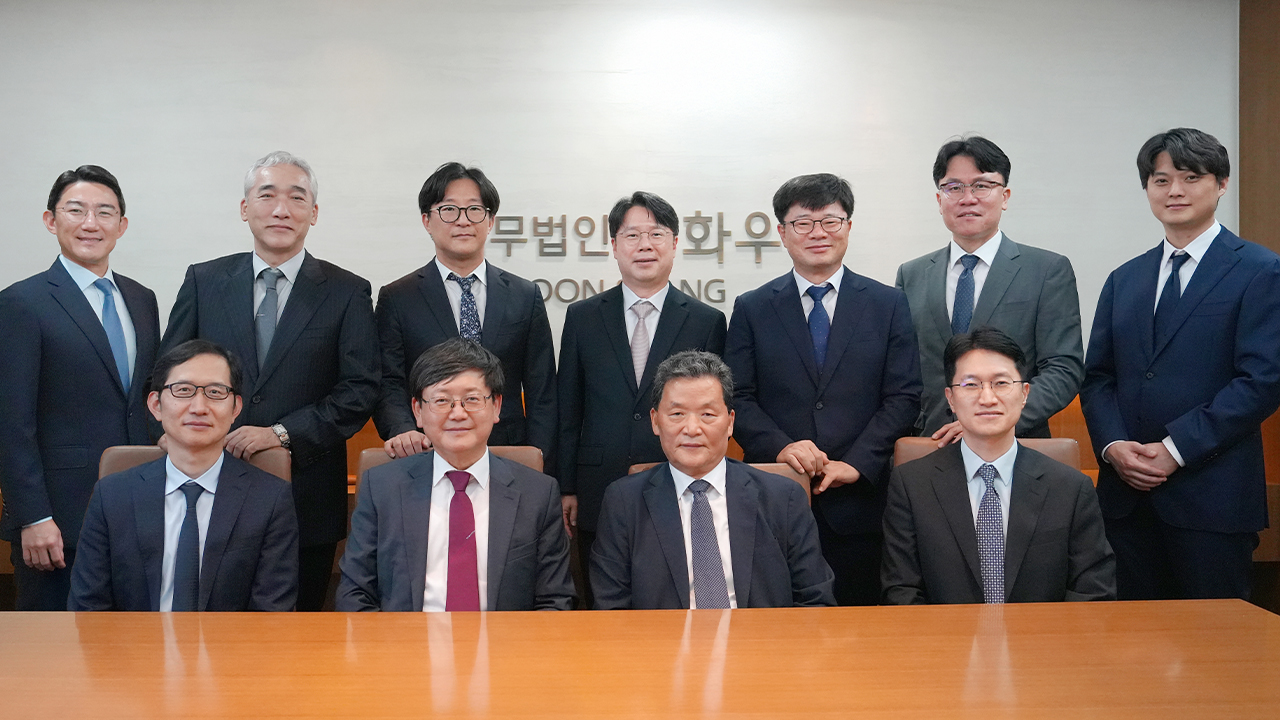(왼쪽 위부터 시계 방향) 이정우 변호사, 배상윤 수석전문위원, 홍정모·박삼근 변호사, 신현수 전문위원, 양시훈·우람·홍성 변호사, 권영순·임서정 고문, 박찬근 변호사 /사진=법무법인 화우 제공