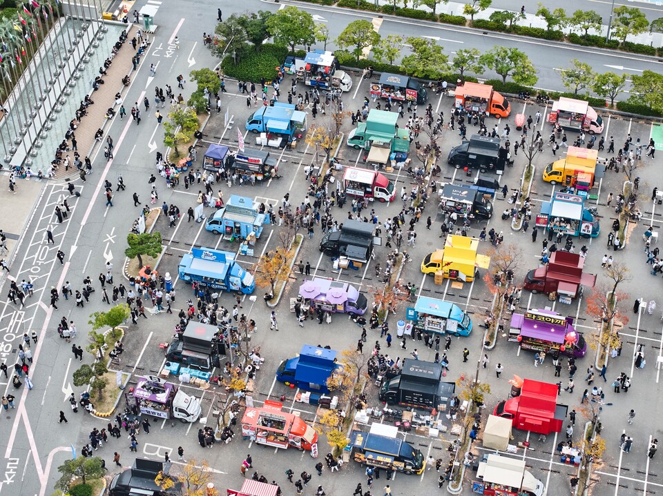 지스타2024를 찾은 관람객들이 부산 벡스코 야외 주차장에 마련된 푸드트럭존을 방문해 다양한 먹거리를 즐기고 있다. /사진=지스타 사무국