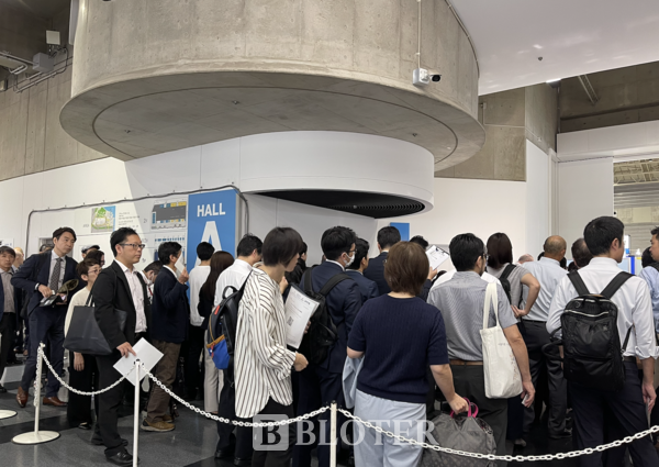 오전 10시 아시아 최대 규모의 ‘바이오재팬 2025’ 개막을 앞두고 방문객들이 줄을 서 있다 / 사진=주샛별 기자 
