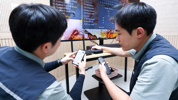 LG유플러스 직원들이 현장에서 인공지능(AI) 업무 비서로 문제를 해결하고 있다. /사진=LG유플러스 제공