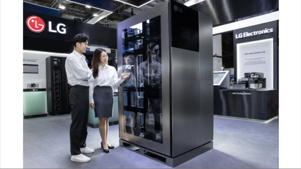 LG전자 모델들이 이달 8일부터 양일간 싱가포르에서 열린 '데이터센터 월드 아시아 2025'에서 LG전자 냉각수 분배 장치(CDU)를 소개하고 있다./사진=LG전자 제공 