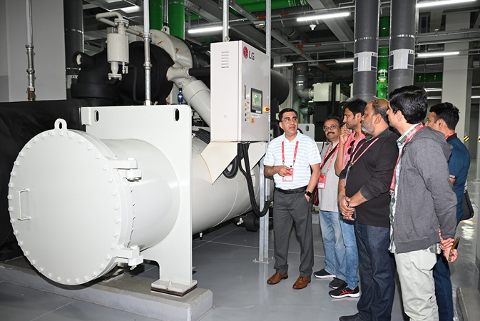 지난 5월 서울 마곡 LG사이언스파크에서 열린 'LG HVAC 리더스 서밋 2025'에서 컨설턴트들이 LG전자의 초대형 냉방기인 칠러를 살펴보고 있다./사진=LG전자 제공