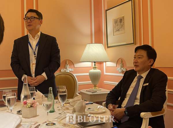 8일 일본 요코하마 베이 호텔 토큐에서 열린 삼성바이오로직스 최고경영자(CEO)기자 간담회에서 존림 대표(오른쪽)가 발언하고 있다 / 사진=주샛별 기자 