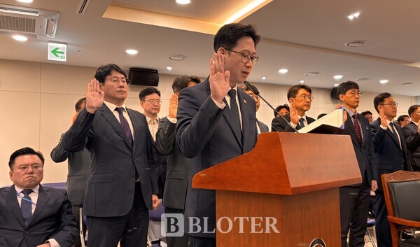 배경훈 부총리 겸 과학기술정보통신부 장관이 13일 정부세종청사에서 열린 국회 과학기술정보방송통신위원회의 과학기술정보통신부 국정감사에서 선서하고 있다. /사진= 윤상은 기자