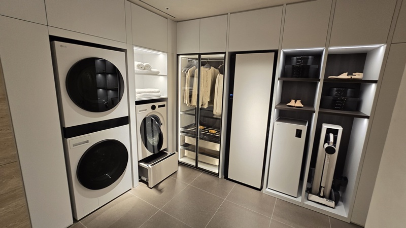 'SKS 서울' 런드리존에 LG 트롬 AI 워시콤보 미니를 비롯한 생활가전 등이 전시돼 있다. /사진=권용삼 기자 