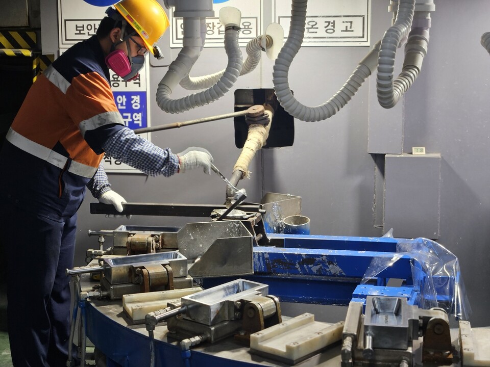 고려아연 온산제련소 직원이 인듐을 주조하는 모습. /사진=최지원 기자