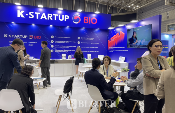 일본 요코하마에서 열린 아시아 최대 규모 전시회 '바이오재팬2025'에 마련된 KIT와 경북·충북테크노파크 공동홍보관인 ‘K-스타트업 바이오관’ 부스 /사진=주샛별 기자 