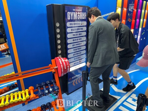 15일 서울 성동구 에스팩토리 D동에서 열린 SSG닷컴의 오프라인 페스타 '미지엄'에서 한 방문객이 햇반 부스를 체험하고 있다. / 사진 = 박재형 기자 