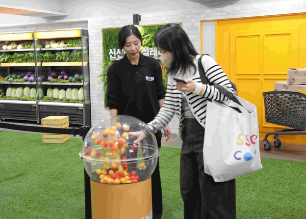 미지엄 2층 이마트몰 신선 라운지에서 방문객이 행사에 참여하고 있다. / 사진 제공 = SSG닷컴