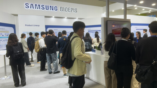 삼성바이오에피스 부스. 마지막날은 학생 관람객들로 부스가 가득찼다. /사진=이승준 기자