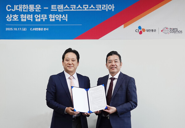 장영호 CJ대한통운 IFS본부장(왼쪽)과 타니 히로유키 TCK 대표가 업무협약 체결 후 기념촬영을 하고 있다. / 사진 제공 = CJ대한통운