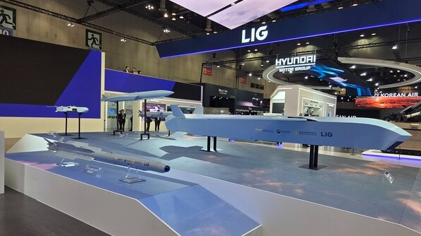 (왼쪽부터) LIG넥스원이 개발중인 단거리공대공유도탄, 공대지유도탄 / 사진=김덕호 기자 