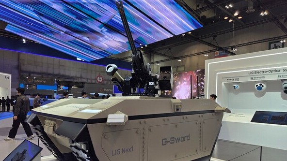 LIG넥스원이 공개한 자동화 대공 요격체계 G-Sword 콘셉트. 현궁, 발칸포, 레이더 등 다양한 무기를 모듈형으로 탈착할 수 있다. / 사진=김덕호 기자