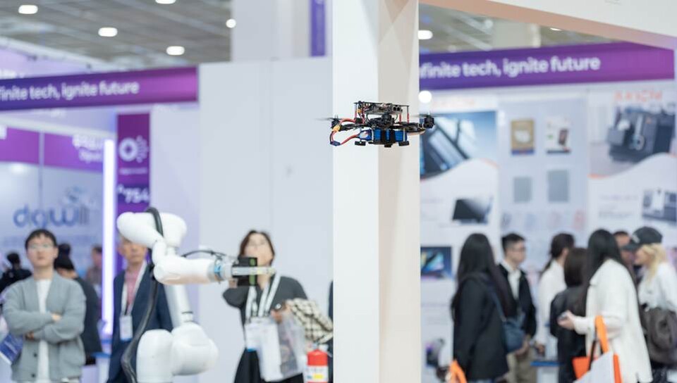 KES 2025 코엑스 A홀 고성엔지니어링 부스에서 AI 드론이 비행하며 내부를 탐색하는 모습 /사진=고성엔지니어링