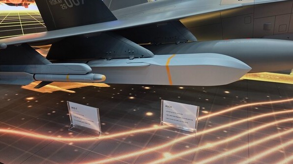 KF-21 모형에 탑재된 공대공·공대지 유도탄 / 사진=김덕호 기자