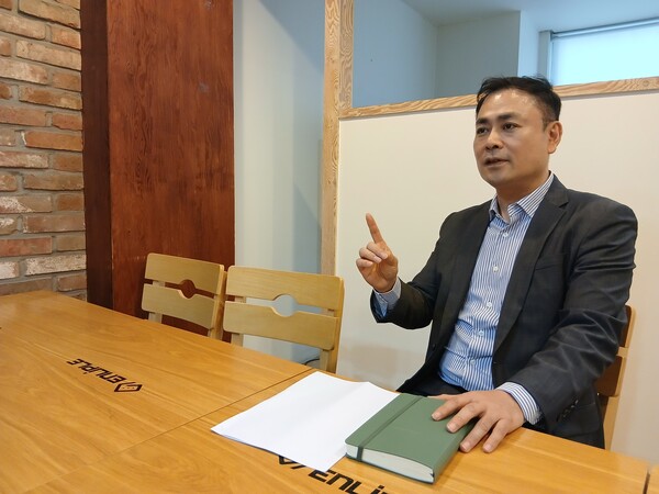 임재성 인라이플 상무가 최근 서울시 구로구에 위치한 사무실에서 진행된 블로터와의 인터뷰에서 질문에 답하고 있다. /사진=박현준 기자