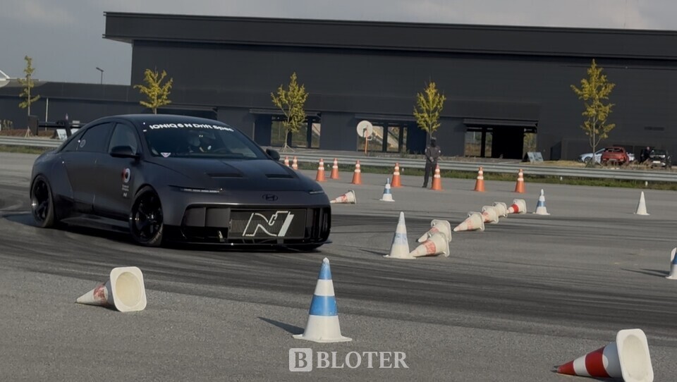 현대차 아이오닉6N 드리프트 스펙 차량의 드리프트 시연이 23일 충남 태안 현대차그룹 HMG드라이빙센터서 진행된 모습/사진=조재환 기자