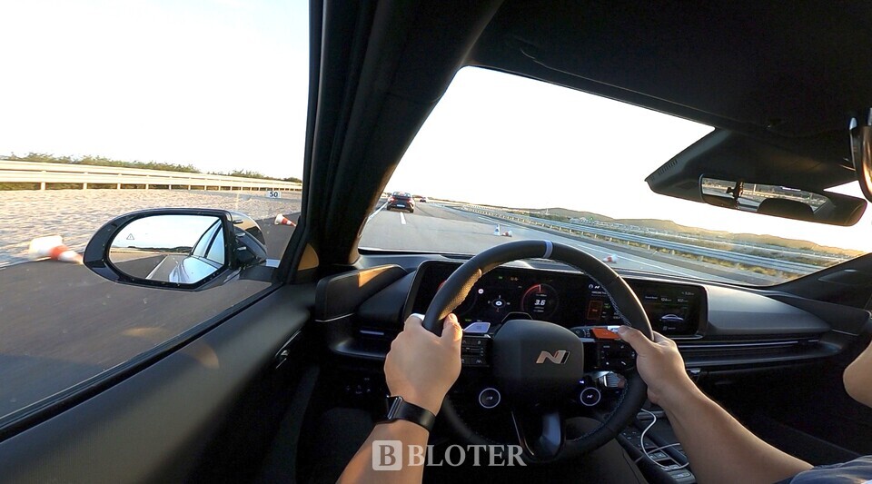 충남 태안 HMG드라이빙센터 서킷에서 주행중인 현대차 아이오닉6N 실내 모습/사진=조재환 기자