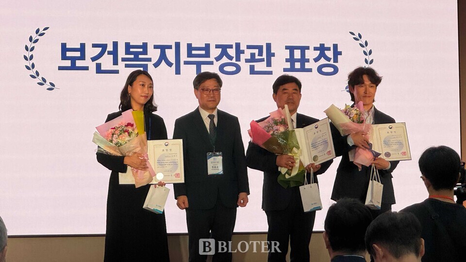 김혜나 한독의약박물관 학예연구사(왼쪽 첫 번째)가 24일 서울 방배동 협회 회관에서 개최된 한국제약바이오협회 창립 80주년 기념식에서 보건복지부 장관 표창을 받고 있다. / 사진 = 김나영 기자