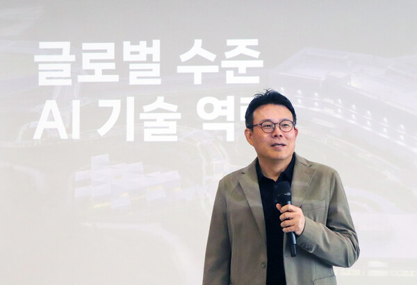 이상준 네이버클라우드 최고정보책임자(CIO)가 이달 27일 세종시 네이버 '각 세종' 데이터센터에서 열린 기자간담회에 참석해 발표하고 있다. /사진 제공=네이버클라우드