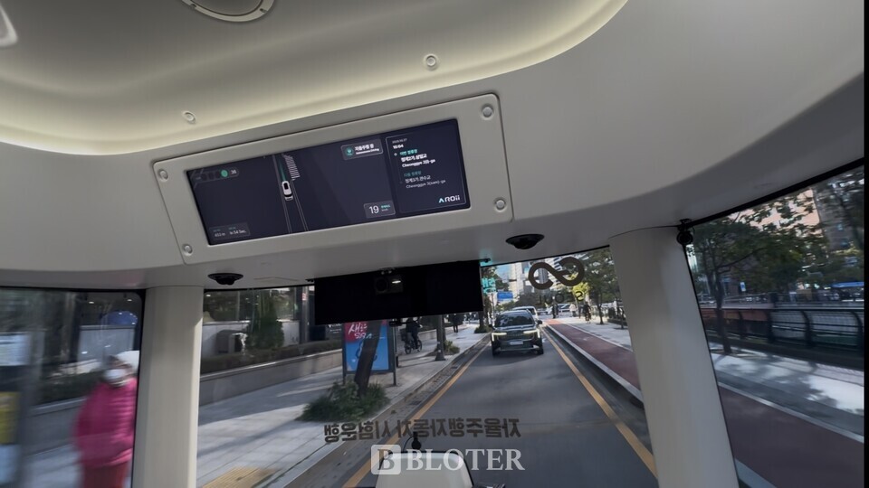 오토노머스에이투지 로이 자율주행 셔틀 뒷쪽에도 현재 운행 현황 등을 모니터로 볼 수 있다./사진=조재환 기자