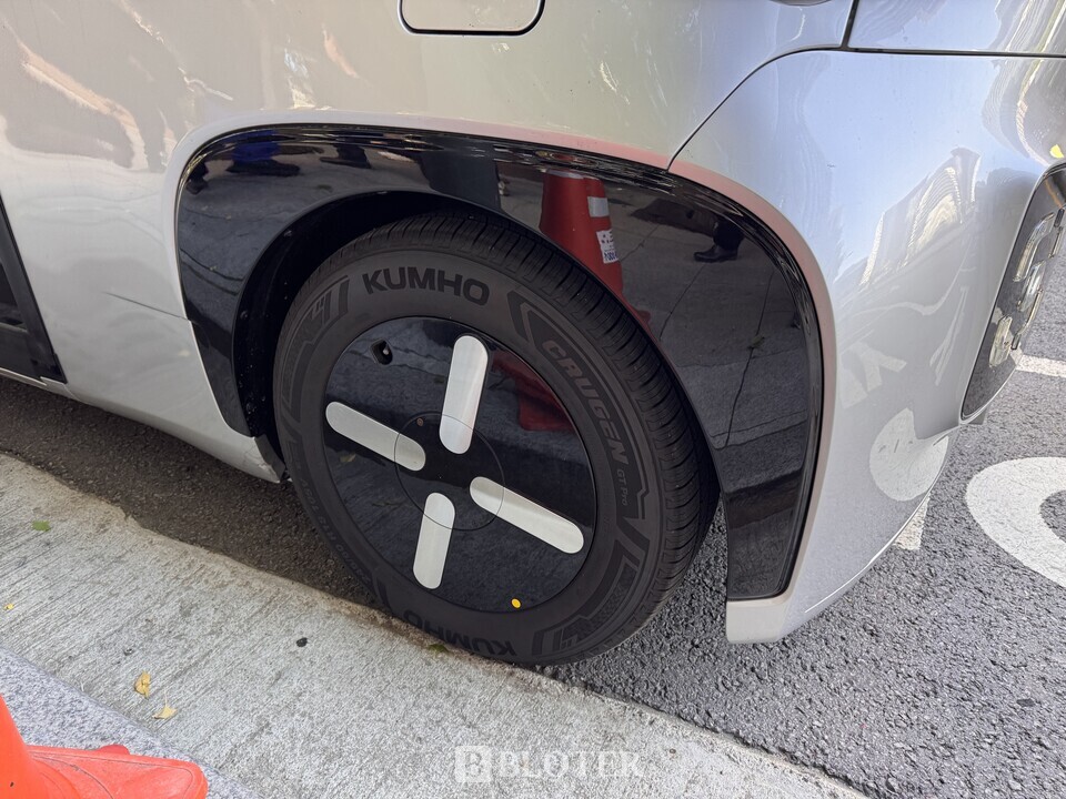 금호타이어 크루젠 제품이 탑재된 오토노머스에이투지 자율주행 셔틀 로이 일부. 이 자율주행 셔틀의 부품 국산화율은 96%에 이른다./사진=조재환 기자