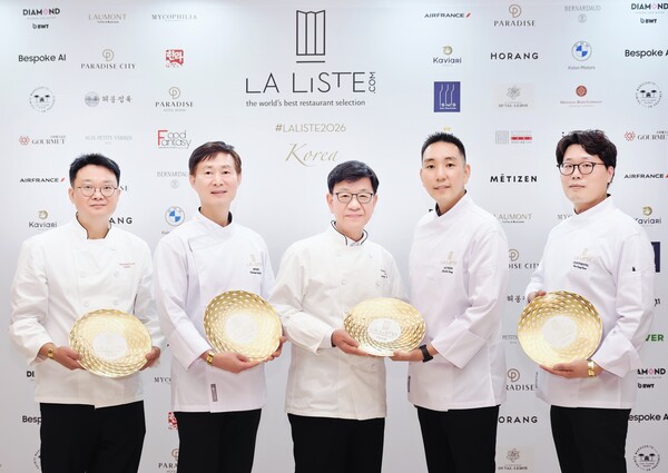  ‘라 리스트 2026 레스토랑 한국 시상식’에 참석한 서울신라호텔 셰프들. (왼쪽부터) 팔선 주홍삼 셰프, 아리아께 정종술 셰프, 라연 김성일 셰프, 라연 차도영 셰프, 콘티넨탈 김성현 셰프 /사진 제공=호텔신라 