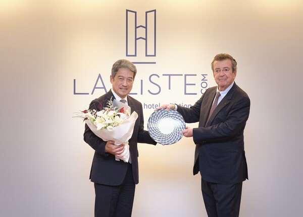  ‘라 리스트 2025 호텔 한국 시상식’에 참석한 이정호 호텔신라 호텔&레저부문 부문장 부사장과 필립 포르 라 리스트 대표 /사진 제공=호텔신라 